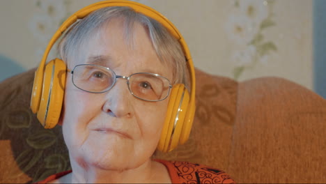 Ältere-Frau-Mit-Kopfhörern,-Die-Musik-Hört