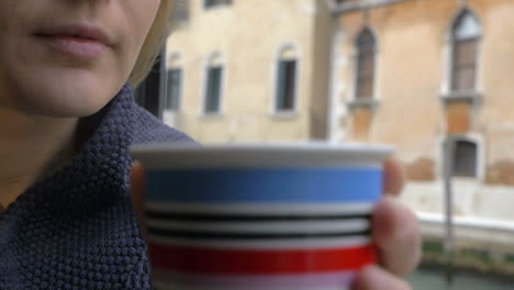 Frau-Trinkt-Tee-Am-Fenster-Mit-Blick-Auf-Venedig