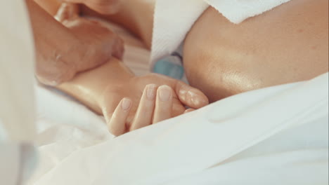 Massage-Von-Handfläche-Und-Fingern-Im-Beauty-Spa