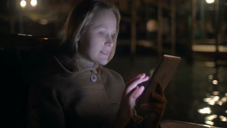 Mujer-Usando-Tablet-Pc-Mientras-Viaja-En-Tranvía-Acuático-En-Venecia-I