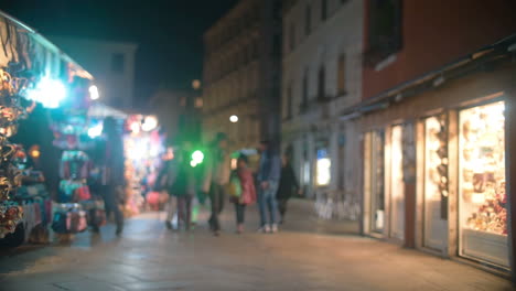 Menschen-Auf-Der-Straße-Am-Abend-In-Venedig