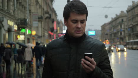 Mann-Benutzt-Smartphone-Auf-Der-Straße