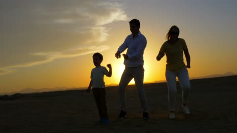 Glückliche-Familie,-Die-Am-Strand-Tanzt