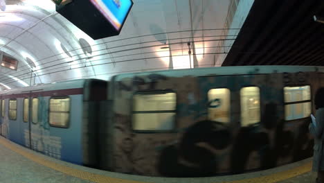 Tren-Subterráneo-Con-Graffiti-Saliendo-De-La-Estación.