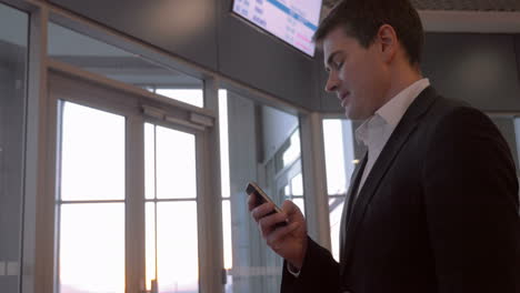 Businessman-chatting-on-the-phone-at-airport