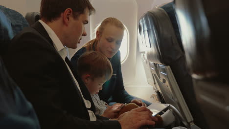 Vielbeschäftigter-Vater,-Kind-Und-Mutter,-Die-Mit-Dem-Flugzeug-Reisen