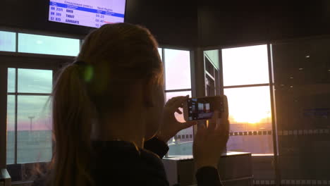 Frau-Macht-Sonnenuntergangsfotos-Mit-Dem-Handy
