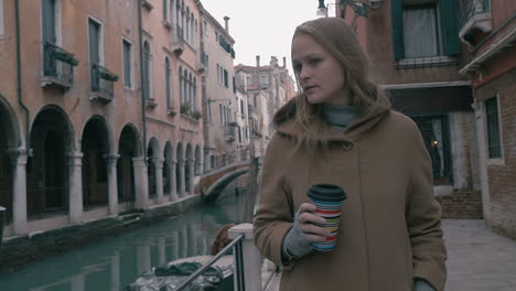 Mujer-Con-Café-Caminando-En-Venecia