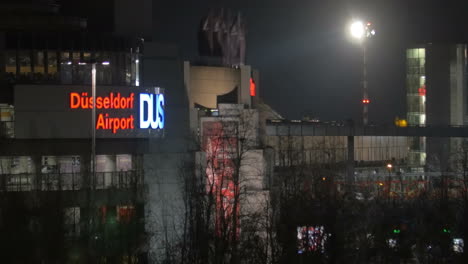 Vista-Nocturna-De-La-Ciudad-Con-El-Aeropuerto-De-Dusseldorf.