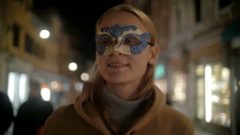Frau-Mit-Karnevalsmaske-Spaziert-Durch-Venedig,-Italien