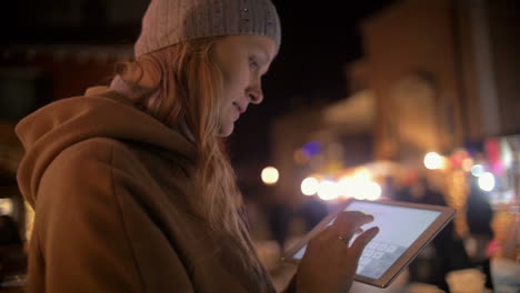 Mujer-Joven-Usando-Tablet-Pc-En-La-Calle-De-Noche