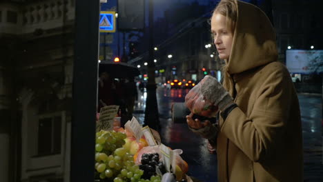 Woman-buying-fruit-in-outdoor-market