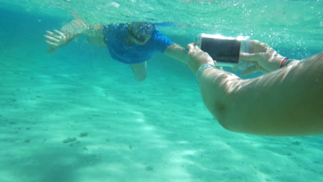 Taking-smartphone-underwater-to-get-a-nice-shot