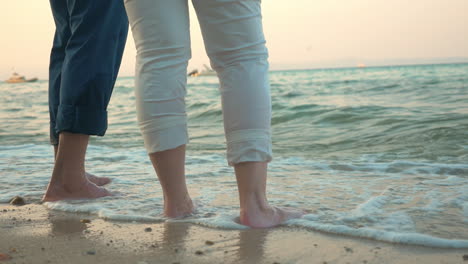 Barefoot-man-and-woman-on-the-beach
