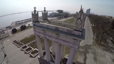 Volando-Sobre-Las-Columnas-Envejecidas-En-El-Paseo-Marítimo-De-La-Ciudad-De-Volgogrado,-Rusia