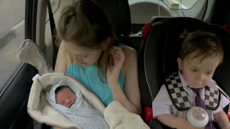 Mutter-Und-Zwei-Kinder-Im-Auto