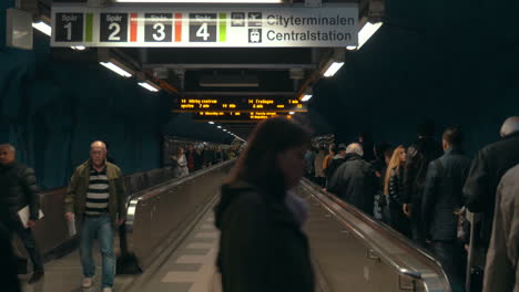 U-Bahn-Gehweg-In-Der-Stockholmer-U-Bahn