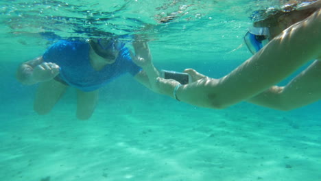 Smartphone-helps-them-to-make-a-good-underwater-shot