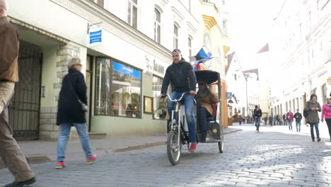 Turismo-En-Tallin-Con-Rickshaw-En-Bicicleta.