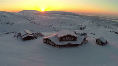Wintererholungszentrum-Bei-Sonnenuntergang,-Luftaufnahme