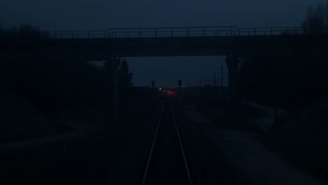 Zug-Fährt-Entlang-Der-Gleise