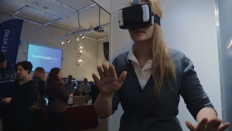 Frau-Erkundet-Virtuelle-Realität-Auf-Der-Tech-Ausstellung