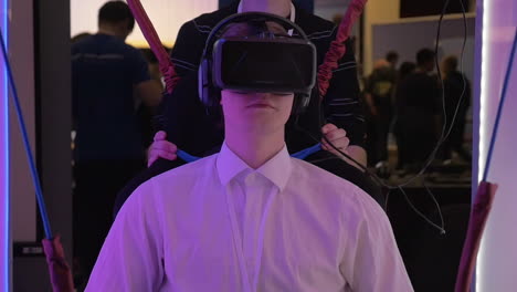 Mann-Versucht-Virtual-Reality-Attraktion
