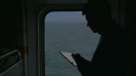 Mann-Benutzt-Touchpad-Während-Der-Kreuzfahrt