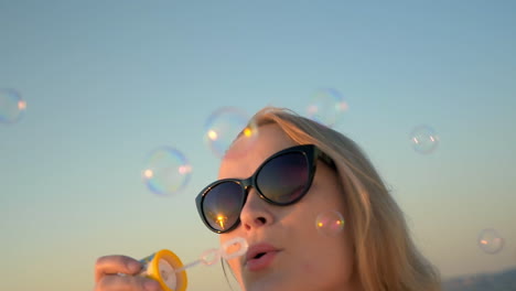 Junge-Frau-Mit-Sonnenbrille-Bläst-Seifenblasen