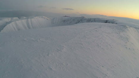 Fliegen-Sie-Morgens-über-Schneebedeckte-Berge