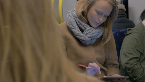 Mujer-Joven,-Utilizar,-Tableta,-Computadora,-En,-Metro,-Tren