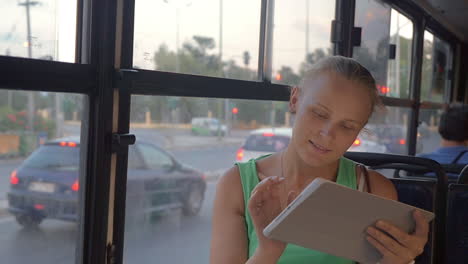 Junge-Frau-Mit-Touchpad,-Die-Mit-Dem-Bus-Unterwegs-Ist