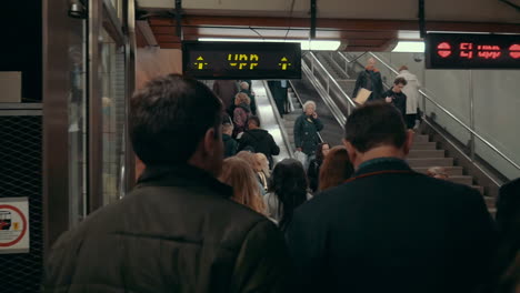 Gente-Subiendo-Y-Bajando-Escaleras-Mecánicas-En-El-Metro.