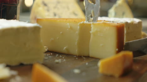 Eine-Portion-Vom-Käse-Abschneiden