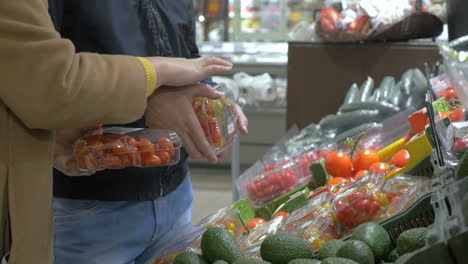 Kunden-Entscheiden-Sich-Im-Supermarkt-Für-Tomaten