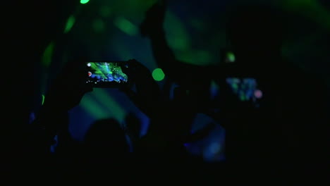 Leute-Mit-Handys-Schießen-Lasershow-Auf-Dem-Konzert