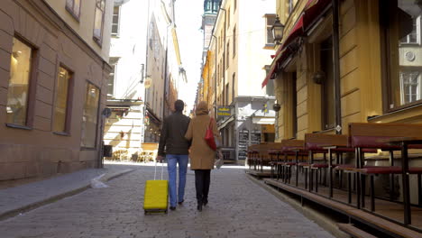 Dos-Turistas-Caminando-En-Estocolmo