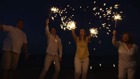 Family-with-sparklers-on-the-beach-at-night