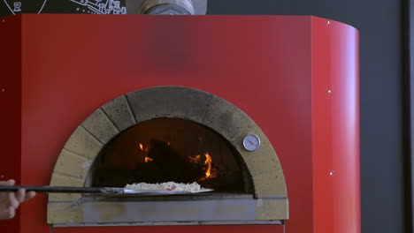 Cooking-pizza-in-stove