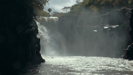 Naturszene-Mit-Wasserfall
