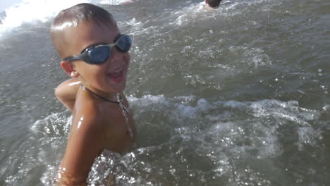 Niño-Disfrutando-Nadando-En-El-Mar
