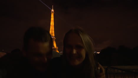 Glückliche-Familie,-Die-In-Der-Nacht-Von-Paris-Ein-Mobiles-Selfie-Macht