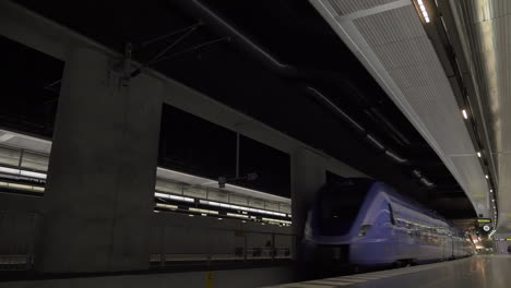 Tren-Subterráneo-Saliendo-De-La-Estación