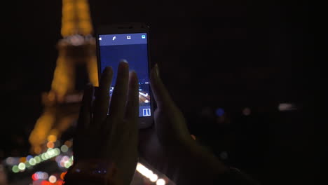 Nachtaufnahme-Des-Beleuchteten-Eiffelturms-Auf-Dem-Handy