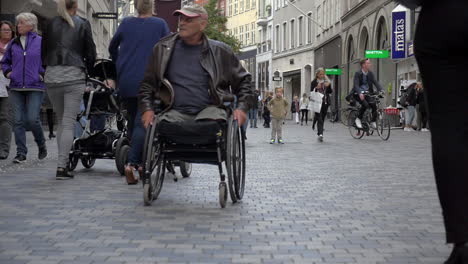 Mann-Im-Rollstuhl-Auf-Der-Straße