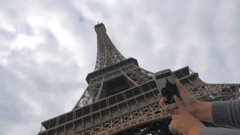 Frau-Mit-Handy-Fotografiert-Den-Eiffelturm