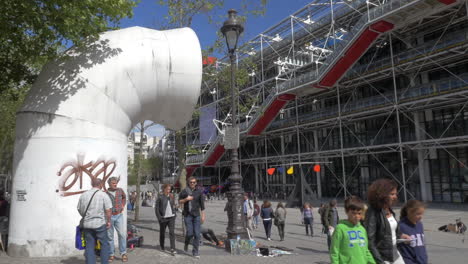 Gente-Junto-Al-Centro-Pompidou-De-París.