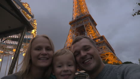 Familia-Tomando-Selfie-Junto-Al-Estilo-De-Video-Casero-De-La-Torre-Eiffel