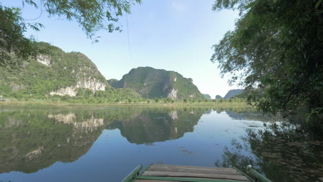 Rowboat-tour-to-enjoy-the-beauty-of-Ha-Long-Bay-Vietnam