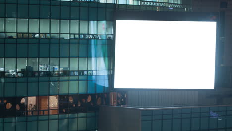 Zeitraffer-Eines-Blinkenden-Leeren-Bildschirms-Auf-Einem-Bürogebäude-Bei-Nacht-In-Seoul,-Südkorea